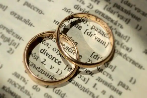 Image of rings removed before divorce mediation Sunderland